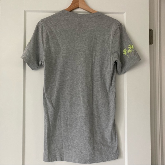 Disney Brand T-Shirt Palm Trees and Mickey ☁️✨🏰🌴 Unisex - Picture 5 of 5